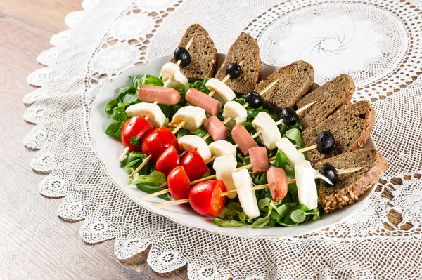 Formaggi e verdure fresche italiane con pane — Foto Stock