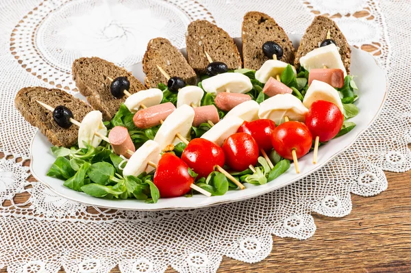 Frischer italienischer Käse und Gemüse mit Brot — Stockfoto