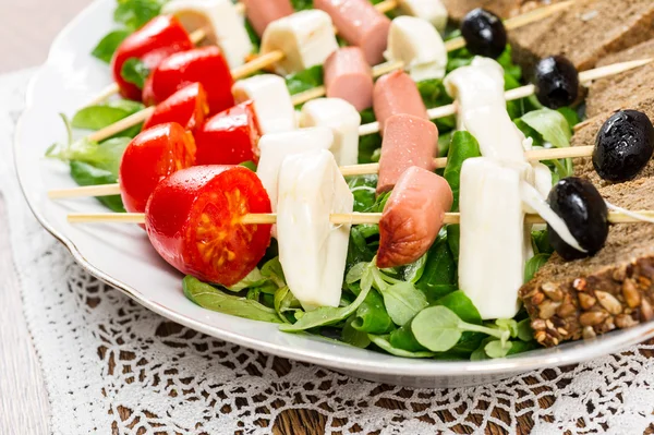 Färsk italiensk ost och grönsaker, bröd — Stockfoto