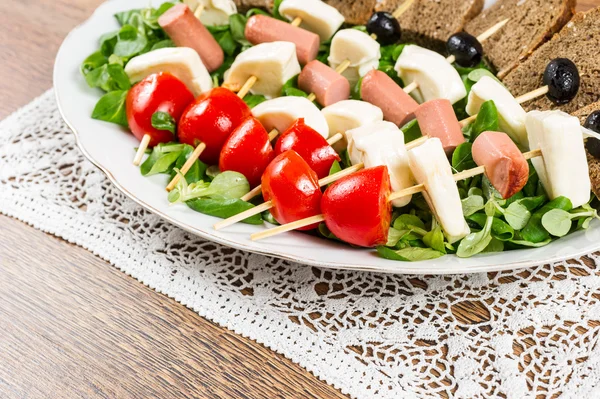 Färsk italiensk ost och grönsaker, bröd — Stockfoto