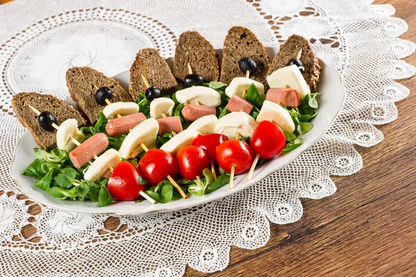 Färsk italiensk ost och grönsaker, bröd — Stockfoto