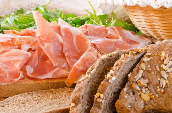 Prosciutto crudo skinka med grön sald — Stockfoto