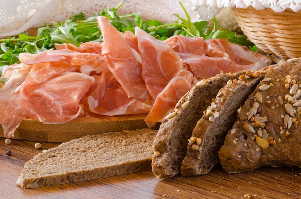 Presunto de crudo prosciutto com salada verde — Fotografia de Stock