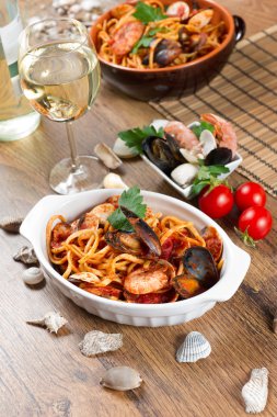 Midyeli ve domates soslu spagetti.