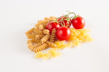 Beyaz arka planda karışık makarna çeşitleri