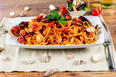 Midyeli ve domates soslu spagetti.