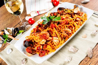 Midyeli ve domates soslu spagetti.