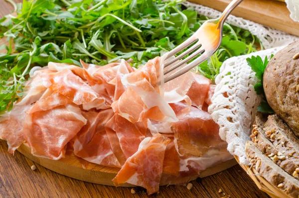 Jamón crudo prosciutto con sal verde —  Fotos de Stock