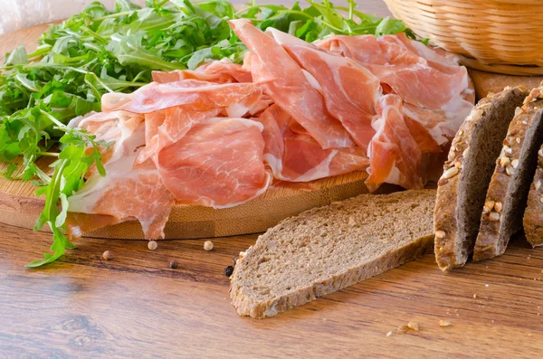 Prosciutto crudo ham with green sald — Stock Photo, Image