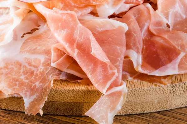 Prosciutto crudo al prosciutto con sale verde — Foto Stock