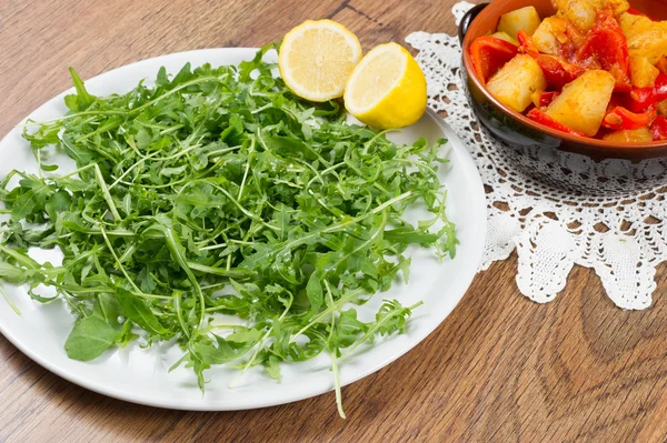 Grren sald con rúcula y patatas — Foto de Stock