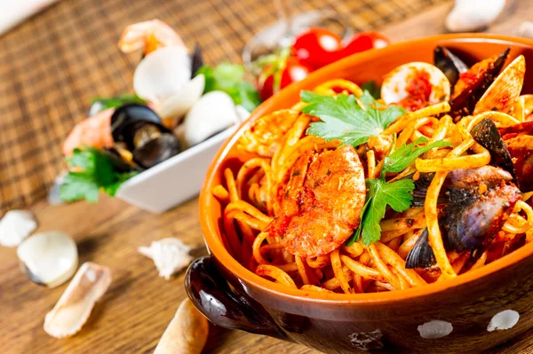 Spaghetti mit Miesmuscheln und Tomatensauce — Stockfoto