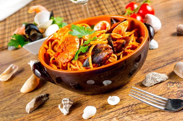 Spaghetti with mussels and tomato sauce — Stock Photo, Image