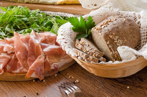 Presunto de crudo prosciutto com salada verde — Fotografia de Stock