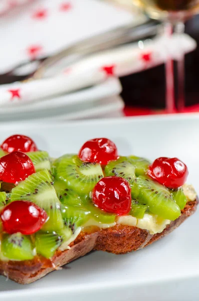 Gâteau aux fruits pour Noël heureux — Photo