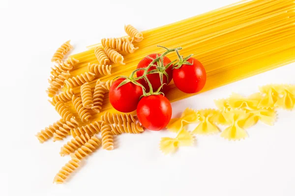 Pâtes italiennes mélangées en fond blanc — Photo