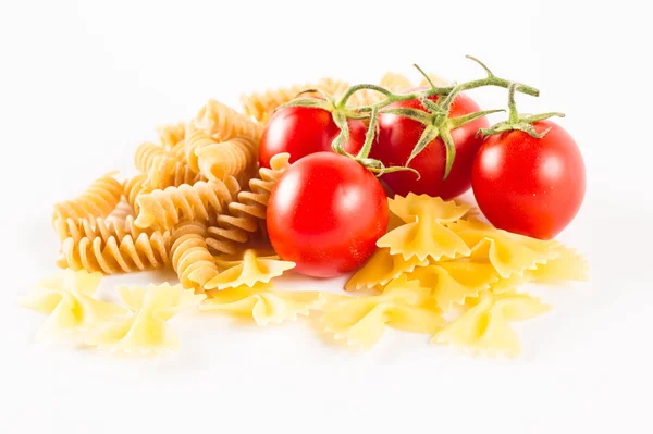 Pâtes italiennes mélangées en fond blanc — Photo