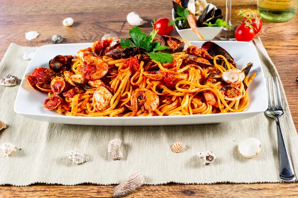 Spaghetti mit Miesmuscheln und Tomatensauce — Stockfoto