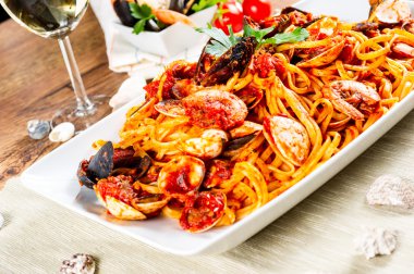 Midyeli ve domates soslu spagetti.