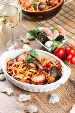 Midyeli ve domates soslu spagetti.
