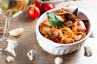 Midyeli ve domates soslu spagetti.