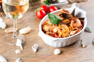 Midyeli ve domates soslu spagetti.