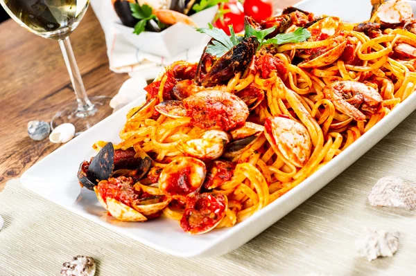 Spaghettis aux moules et sauce tomate — Photo