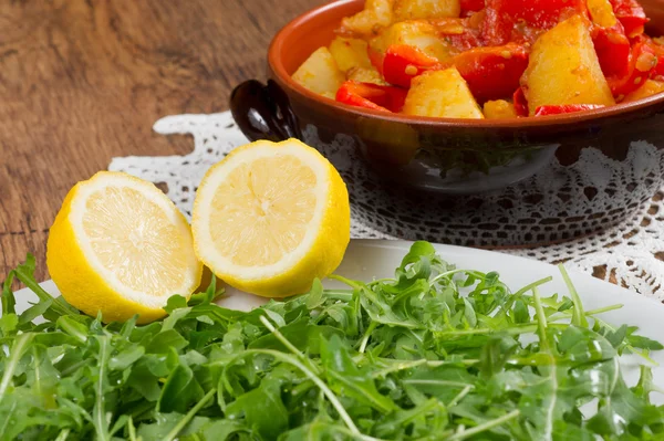 Grren sald con rúcula y patatas —  Fotos de Stock