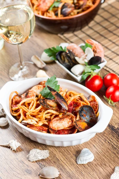 Спагетти с мидиями и томатным соусом — стоковое фото