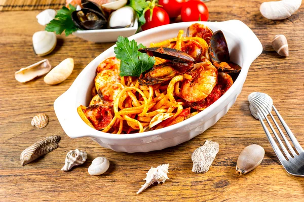 Espaguete com mexilhões e molho de tomate — Fotografia de Stock