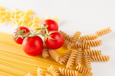 Beyaz arka planda karışık makarna çeşitleri