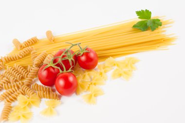 Beyaz arka planda karışık makarna çeşitleri