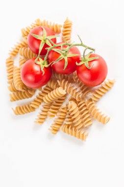 Beyaz arka planda karışık makarna çeşitleri