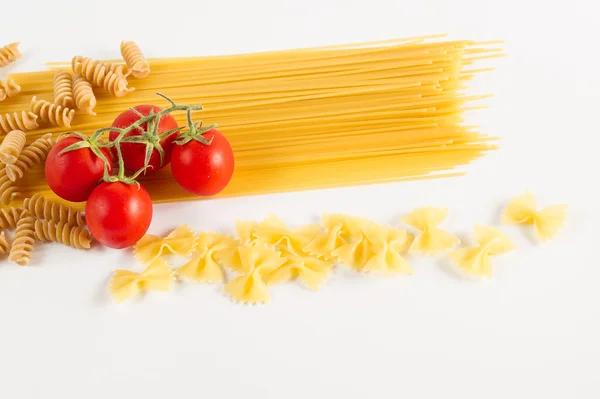 Pâtes italiennes mélangées en fond blanc — Photo