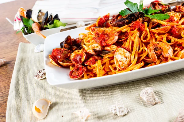 Midyeli ve domates soslu spagetti. — Stok fotoğraf
