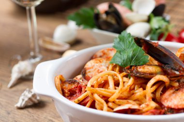 Midyeli ve domates soslu spagetti.