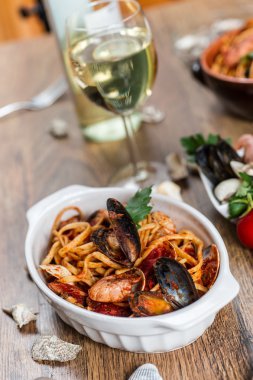Midyeli ve domates soslu spagetti.