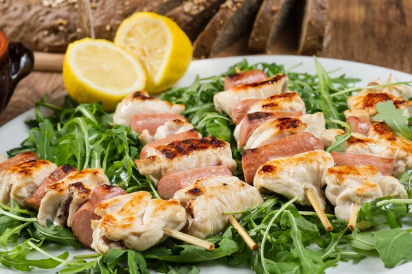 Gegrilde kip op bamboo spiesjes — Stockfoto