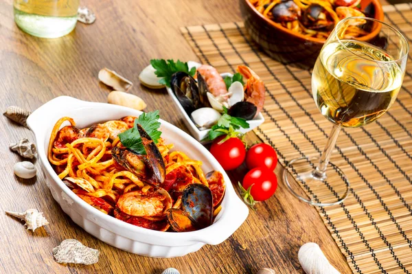 Spaghetti con cozze e salsa di pomodoro — Foto Stock