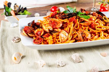 Midyeli ve domates soslu spagetti.