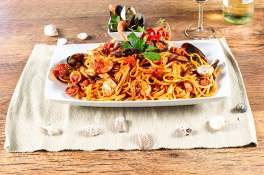 Midyeli ve domates soslu spagetti.