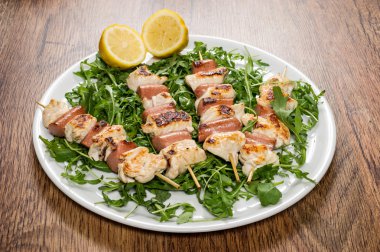 Bambu şiş üzerinde ızgara tavuk