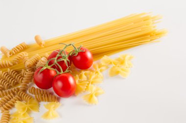 Beyaz arka planda karışık makarna çeşitleri