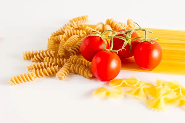 Smíšené italské těstoviny v bílém pozadí — Stock fotografie