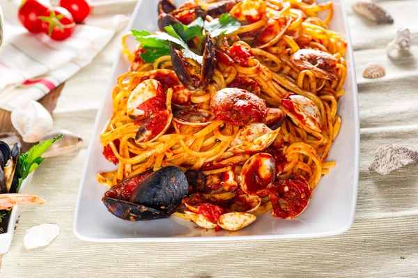 Espaguetis con mejillones y salsa de tomate —  Fotos de Stock