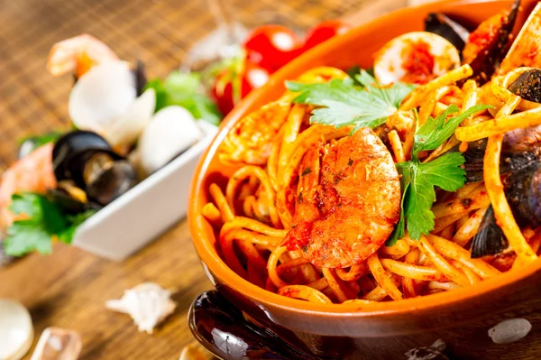 Espaguetis con mejillones y salsa de tomate — Foto de Stock