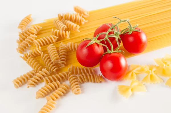 Pasta italiana mixta en fondo blanco — Foto de Stock