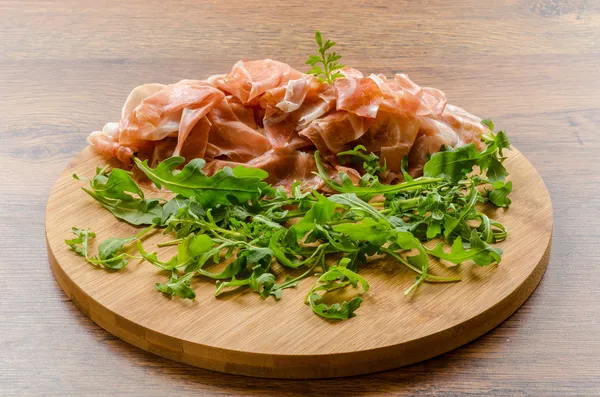 Prosciutto crudo ham with green sald — Stock Photo, Image