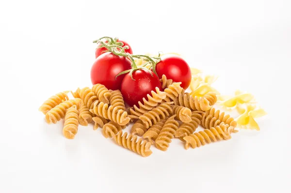 Pâtes italiennes mélangées en fond blanc — Photo