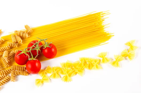 Pâtes italiennes mélangées en fond blanc — Photo